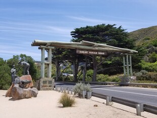 公路旁的特色木质景观