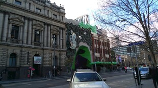 城市街道上的双层观光巴士