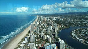 俯瞰海滨城市壮丽景观