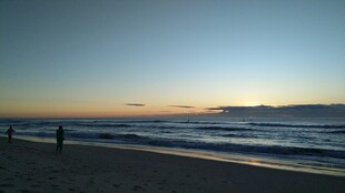 海边日落时的静谧景象