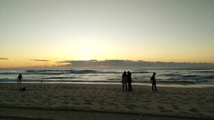 夕阳下的海边漫步场景