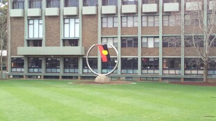 校园草坪上的雕塑景观