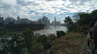 河畔城市风光远眺