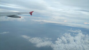 高空俯瞰飞机与云海