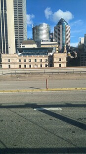 城市空旷广场与远处建筑