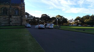 宽阔道路旁的建筑与车辆