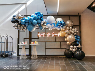 蓝银气球装饰的派对场景