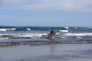 海滩上的冲浪者