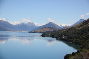 宁静湖景与远山相映成趣