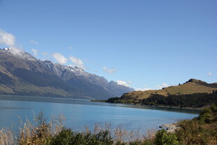美丽湖畔的壮丽山景