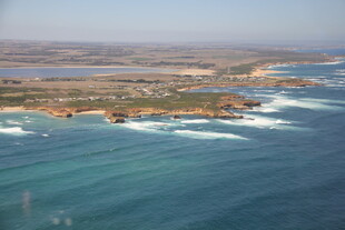 俯瞰蔚蓝海岸与岛屿风光