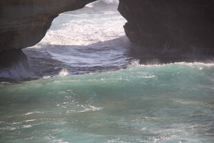 海边岩石下的碧蓝海水