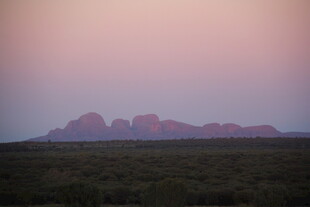 黄昏下的壮丽山峦景观