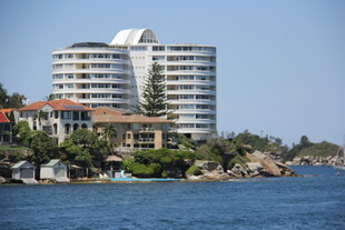 海滨旁的现代化高层住宅