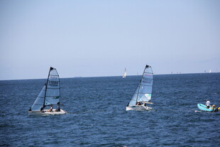 海上帆船航行画面