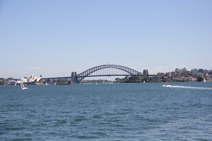 海上拱形大桥远景