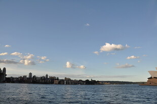 湖畔城市风光 云淡风轻