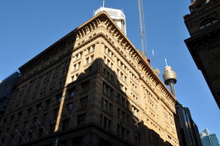 古老建筑仰拍景象