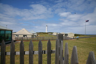海边围栏旁的灯塔风景