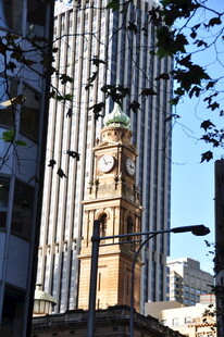 现代高楼间的古老钟楼