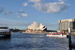 悉尼歌剧院旁的水上风光