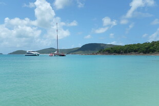 碧海蓝天中的帆船美景