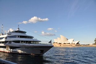 海上豪华游轮与城市景观