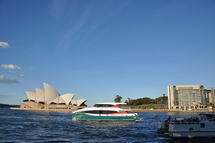 悉尼歌剧院旁的海上风光