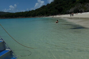 美丽清澈的海滨沙滩景色