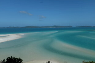 美丽蓝绿色调的迷人海滩