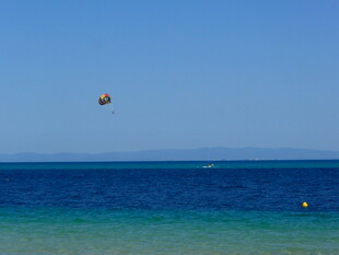 海上滑翔伞 碧海蓝天美景