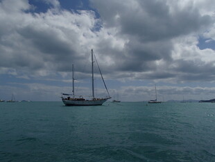 海上帆船伴云景