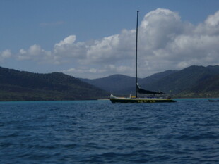 海上帆船 远山白云相伴