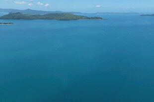 碧海蓝天中的海岛风光