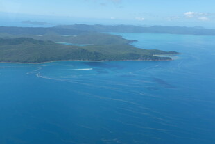 俯瞰碧海环绕的岛屿