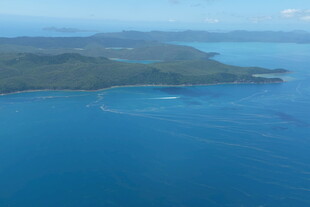 碧海环绕的岛屿风光