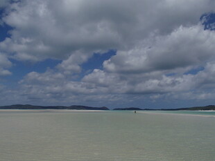 海边辽阔天空下的浅滩美景