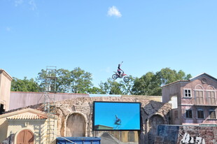 西部风格场景中的蓝色屏幕