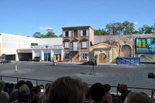 户外舞台表演现场观众