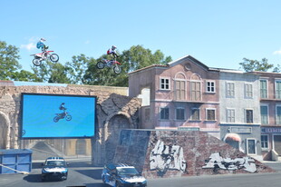 城市街头的多彩建筑景观