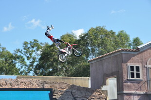 摩托车手空中特技表演