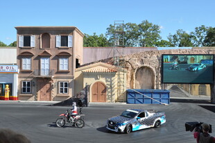 城市赛道上的摩托车与赛车