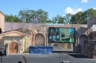 古老建筑旁的现代屏幕展示