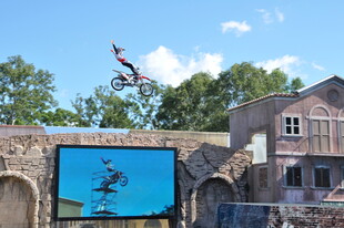 特技摩托空中精彩瞬间