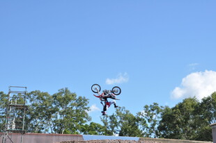 空中飞跃的自行车特技