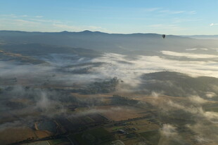 空中俯瞰云海覆盖的大地