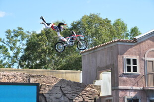 摩托车手空中酷炫特技表演