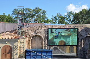 复古风格户外电影放映场景