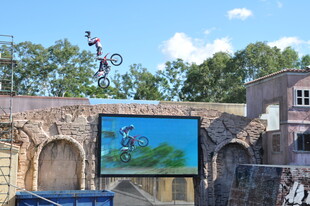 户外大屏展示奇幻画面