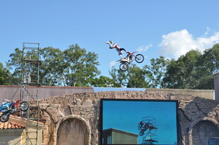 极限摩托空中特技表演